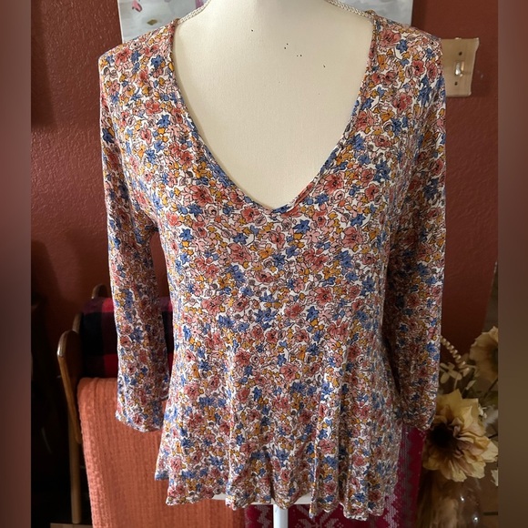 Rachel Zoe Tops - Rachel Zoe Size Medium V Neck 3/4 Flare Sleeve Babydoll Top Floral Print Hi Low